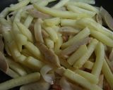 冷凍ポテトとウィンナーのピリ辛炒め作り方1写真