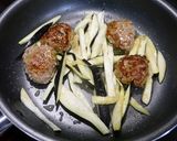 簡単！甘辛ハンバーグと茄子のオイスタ炒め作り方5写真