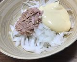 材料3つ！絶品！新玉ねぎとツナのサラダ作り方3写真