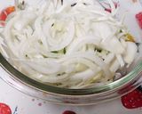 簡単☆新玉ねぎの青じそ梅昆布茶あえ☆作り方1写真