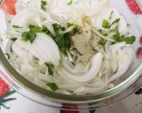 簡単☆新玉ねぎの青じそ梅昆布茶あえ☆作り方2写真