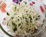 簡単☆新玉ねぎの青じそ梅昆布茶あえ☆作り方3写真