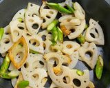 簡単！レンコンと余り野菜の味噌炒め作り方2写真