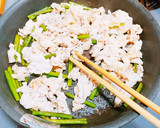うちの定番　にんにくの芽と豚肉の炒め物作り方3写真