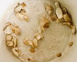 鶏皮とキャベツとしめじのお味噌汁作り方5写真