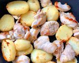 鶏モモ肉と新じゃが芋の艶々甘辛炒め煮作り方7写真