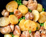鶏モモ肉と新じゃが芋の艶々甘辛炒め煮作り方9写真