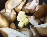 肉厚椎茸のたっぷりニンニクバター炒め作り方2写真