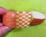 お弁当に！市松模様のりんごの飾り切り作り方11写真