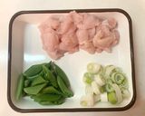 鶏とスナップエンドウの粒マスタード炒め作り方1写真