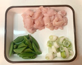鶏とスナップエンドウの粒マスタード炒め作り方1写真