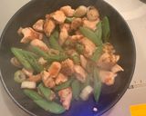 鶏とスナップエンドウの粒マスタード炒め作り方3写真