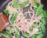【簡単】玉ねぎと絹さやのオムレツ作り方2写真