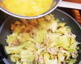 材料３つ☆豚肉とキャベツの卵とじ作り方5写真