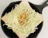 のせて焼くだけ！簡単♡お好み焼きトースト作り方3写真