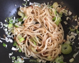 ねぎと鰹節だけ　かんたん焼きうどん作り方3写真