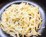 簡単！焼豚とモヤシのごま風味サラダ作り方2写真
