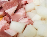 角切り豚肉＆ダイコンのキムチの素炒め作り方1写真