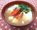 味噌汁にキムチとカッテージチーズを乗せて作り方2写真