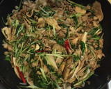 豚バラ肉と舞茸と水菜のざくろ酢炒め作り方4写真