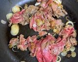 牛肉としめじのニンニクネギ油炒め作り方4写真