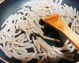つきこんにゃくの焦がしにんにく炒め作り方2写真