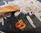 つきこんにゃくの焦がしにんにく炒め作り方3写真
