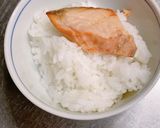 簡単！焼き鮭とごま油のおにぎり作り方2写真
