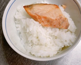 簡単！焼き鮭とごま油のおにぎり作り方2写真