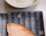 簡単！焼き鮭とごま油のおにぎり作り方1写真
