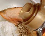 簡単！焼き鮭とごま油のおにぎり作り方3写真