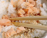 簡単！焼き鮭とごま油のおにぎり作り方4写真