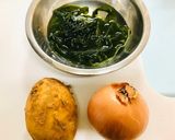 新じゃがいもと玉ねぎとワカメのお味噌汁作り方1写真