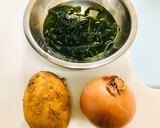 新じゃがいもと玉ねぎとワカメのお味噌汁作り方1写真