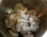 殻付海老とキャベツと舞茸のバター炒め作り方1写真