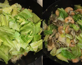 殻付海老とキャベツと舞茸のバター炒め作り方6写真