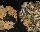 殻付海老とキャベツと舞茸のバター炒め作り方5写真