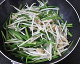 節約レシピ！鶏皮とニラのソース焼きそば作り方4写真