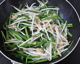 節約レシピ！鶏皮とニラのソース焼きそば作り方4写真