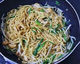 節約レシピ！鶏皮とニラのソース焼きそば作り方5写真