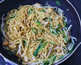 節約レシピ！鶏皮とニラのソース焼きそば作り方5写真