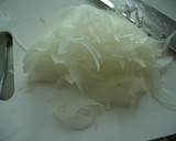 財布にやさしい♪魚缶詰と玉ねぎの和え物作り方1写真