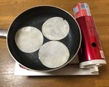 ピザ　簡単　餃子の皮　フライパン作り方1写真