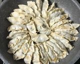 ヘルシー☆鶏ひき肉とパクチーの焼き餃子作り方4写真