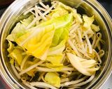 簡単・春キャベツともやしのお味噌汁作り方1写真