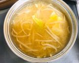 簡単・春キャベツともやしのお味噌汁作り方2写真