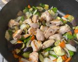 彩り豊かで栄養満点な鶏肉と野菜の炒め物作り方7写真