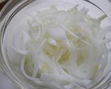 簡単！新玉葱のペペロンチーズ作り方1写真