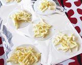モッツアレラと餅が抜群！餃子の皮ピザ作り方2写真