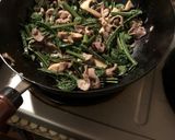 こごみと豚肉と椎茸を炒めた美味しいやつ。作り方3写真
